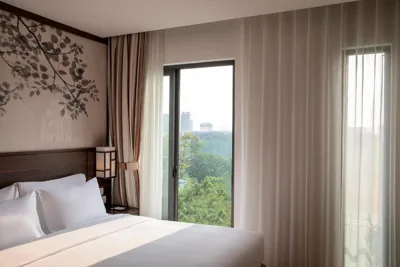 Suite met balkon en uitzicht op het meer — Authentic Hanoi Boutique Hotel